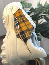 Cargar imagen en el visor de la galería, Zapatillas deportivas con cuadros mostaza