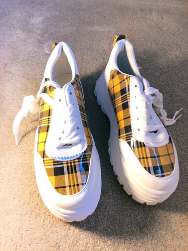 Zapatillas deportivas con cuadros mostaza